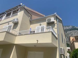 a building with a balcony on the side of it at Apartman S & S in Makarska