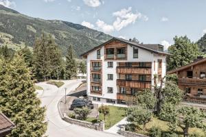 apartamentowiec z widokiem na ulicę w obiekcie Apartment NH96 inklusive kostenfreiem Eintritt in die Alpentherme w mieście Bad Hofgastein