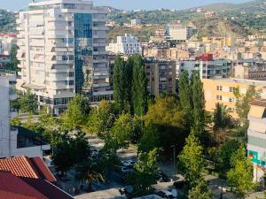 eine Stadt mit Gebäuden und Bäumen in einer Stadt in der Unterkunft H Apartment Vlorë in Vlorë