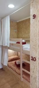 Ένα ή περισσότερα κρεβάτια σε δωμάτιο στο HOSTEL NAMOR +115 φωτογραφίες