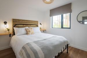 Ένα ή περισσότερα κρεβάτια σε δωμάτιο στο Apartment 14, Withie Cove