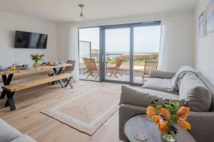 Χώρος καθιστικού στο Apartment 9, Searush Cove