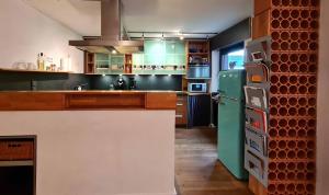 eine Küche mit einem alten grünen Kühlschrank in einem Zimmer in der Unterkunft Kleine Oase in Bottrop
