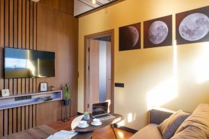 ein Wohnzimmer mit einem Sofa und einem Flachbild-TV in der Unterkunft hotelise I Leo Apartment in Yerevan