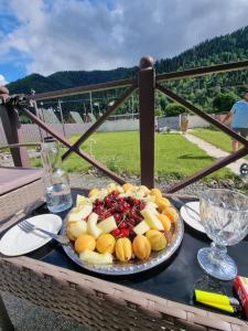 um prato de fruta sobre uma mesa sobre uma mesa em Borjomi Plato house em Borjomi