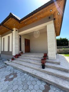 dom z drewnianym dachem i schodami w obiekcie VILA VIKTORIJA w mieście Kolašin