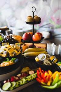 uma mesa com diferentes tipos de frutas e produtos hortícolas em Hotel Faaker See Inn by S4Y em Faak am See