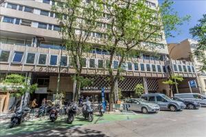 un grupo de motocicletas estacionadas frente a un edificio en Colon Suites en Madrid