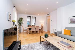 salon z kanapą i stołem w obiekcie Juan Bravo Suites w Madrycie