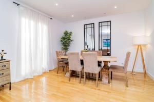 jadalnia ze stołem i krzesłami w obiekcie Juan Bravo Suites w Madrycie +33 zdjęcia