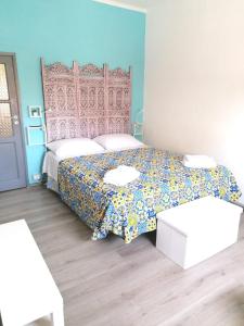 una camera con un letto e due tavoli bianchi di Casa Giusitta a Catania