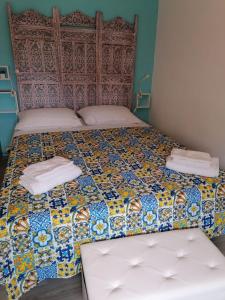 un letto con due asciugamani sopra di Casa Giusitta a Catania