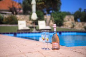 基普塞利的住宿－Villa Hestia，桌子上放有一瓶香槟和两杯酒杯