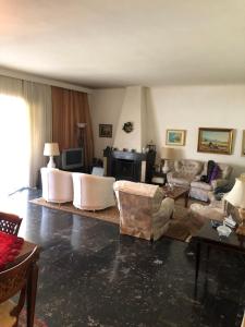 Зона вітальні в Spacious Double room in the Center of Athens