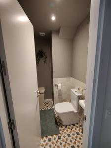 uma casa de banho com um WC e um lavatório em Apartamento familiar con vistas a la montaña en Zarautz em Zarautz
