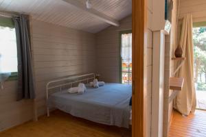 ein Schlafzimmer mit einem Bett mit zwei ausgestopften Tieren darauf in der Unterkunft metaxaki cottage in Mikros Gialos