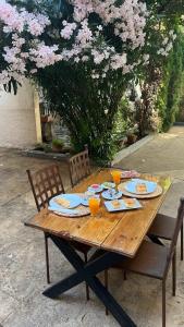 una mesa de madera con platos de comida y bebidas. en Palacio Rejadorada, en Toro