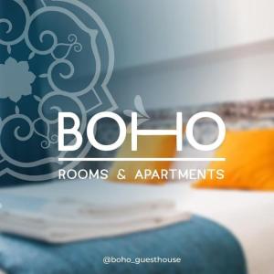 logotipo para habitaciones y apartamentos encima de los libros en Boho Guesthouse - Rooms & Apartments en Lisboa