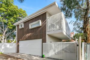 une maison avec un balcon et un garage dans l'établissement WILL56 - Gumtree Studio, à Perth