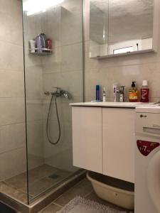 Кухня або міні-кухня у Spacious Double room in the Center of Athens