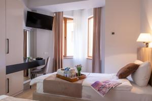 um quarto de hotel com uma cama com uma mesa em hotelise I Minas Apartment em Yerevan