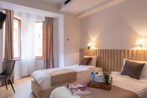 um quarto de hotel com duas camas e uma mesa em hotelise I Minas Apartment em Yerevan