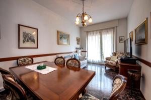 ein Wohnzimmer mit einem Holztisch und Stühlen in der Unterkunft 175 - Casa Foglia ,100 meters to sea and beach in Sestri Levante