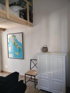 een woonkamer met een bank en een kast bij Un rifugio bohémien in Turijn