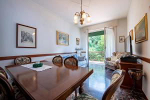ein Esszimmer mit einem Tisch und Stühlen in der Unterkunft 175 - Casa Foglia ,100 meters to sea and beach in Sestri Levante