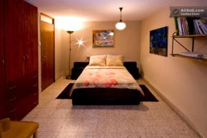 Een bed of bedden in een kamer bij Villa Tivon