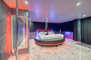 een slaapkamer met een bed in een kamer met blauwe muren bij Love Room Attitude in Grenoble