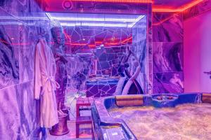Pokój z wanną i garścią ubrań w obiekcie Love Room Attitude w Grenoble +6 zdjęć