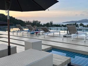 Bazén v ubytování Aristo Resort Surin Beach K02 nebo v jeho okolí