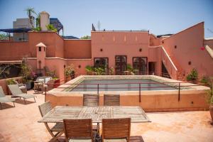 Bazén v ubytování Riad Ben Youssef nebo v jeho okolí