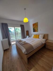 una camera con un grande letto e una grande finestra di Palm Beach Apartment 26 a Limassol