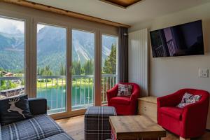 a living room with a view of a mountain at Risa in Arosa