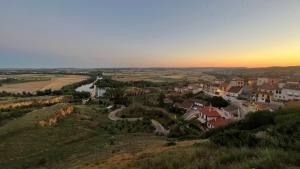 - une vue aérienne sur une ville avec une rivière et des maisons dans l'établissement Palacio Rejadorada, à Toro