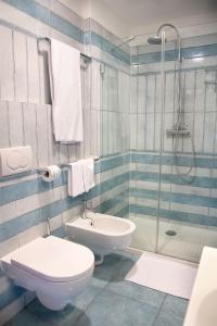 y baño con aseo, lavabo y ducha. en Hotel Ristorante Vecchia Riva, en Varese