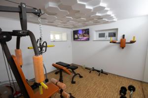 ein Zimmer mit einem Fitnessraum mit Trainingsgeräten in der Unterkunft hochwertiges Studio in bester Lage in Friedrichshafen