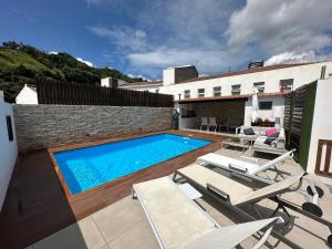 uma piscina com cadeiras e um edifício em The Spot - ilha de São Miguel (Povoação) Açores em Povoação
