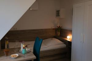 ein kleines Zimmer mit einem Tisch und einem Bett in der Unterkunft hochwertiges Studio in bester Lage in Friedrichshafen