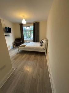 1 dormitorio con cama y ventana en City Apartments near Seven Sisters, en Londres