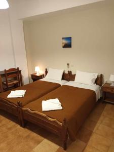 盧特拉埃蒂普索的住宿－Themis Hotel，一间卧室配有两张带毛巾的床