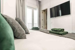 Telewizja i/lub zestaw kina domowego w obiekcie Deluxe Apartment - Historic Center by REMS
