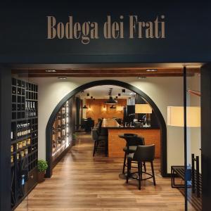 uma entrada para uma sala de degustação de vinhos com um arco em Pousada dos Frades em Garibaldi