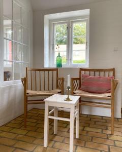 sala de estar con 2 sillas y mesa en Boes Bed & Breakfast en Skanderborg