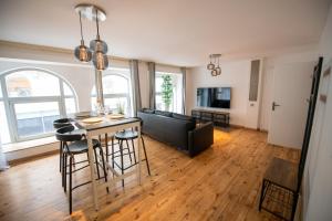 een woonkamer met een bank en een tafel bij LA FABRIQUE - Centre ville - Climatisation in Saint-Étienne