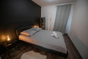 een slaapkamer met een bed met twee witte handdoeken erop bij LA FABRIQUE - Centre ville - Climatisation in Saint-Étienne