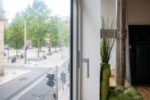 een raam met uitzicht op een stadsstraat bij LA FABRIQUE - Centre ville - Climatisation in Saint-Étienne