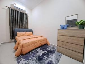 Łóżko lub łóżka w pokoju w obiekcie Homestay Jeli - Cattleya Inn Muslim